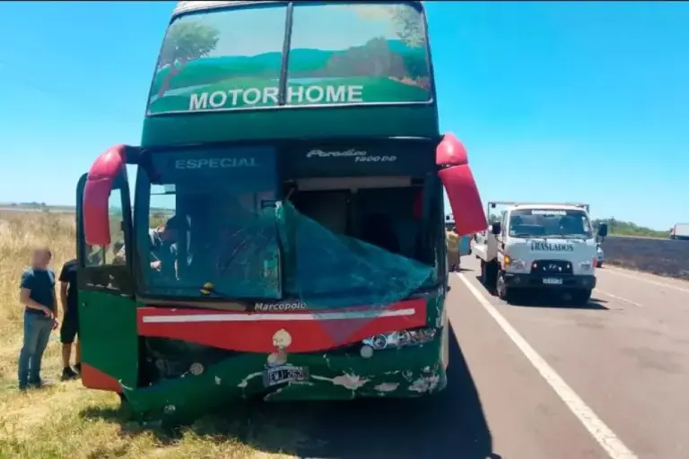 Choque sobre Ruta 14 entre un utilitario y un motorhome dejó una mujer con lesiones graves