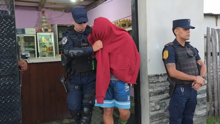 Contrató a un hombre para amenazar a su deudor y ambos terminaron detenidos