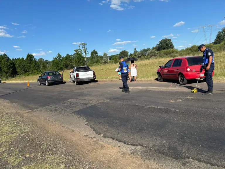 Daños colateraes del mal estado de las rutas: Choque en cadena de tres autos por evitar el primero un pozo.