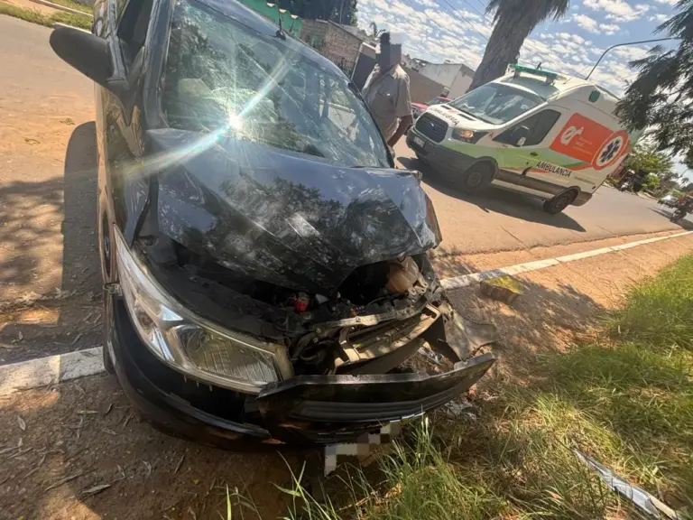 «Se me enloqueció el auto» , se fue al otro carril y chocó un árbol.