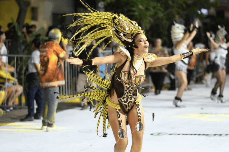 La tercera noche de los Carnavales Barriales llega al 17 de Agosto