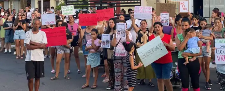 Una multitud exigió justicia por la joven que fue víctima de abuso sexual en Santa Elena