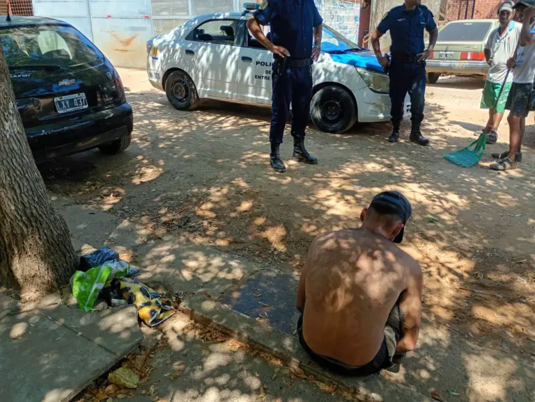 Detienen a un descamisado que rapiñó unas encomiendas de un camión de Andreani y salió a la carrera.