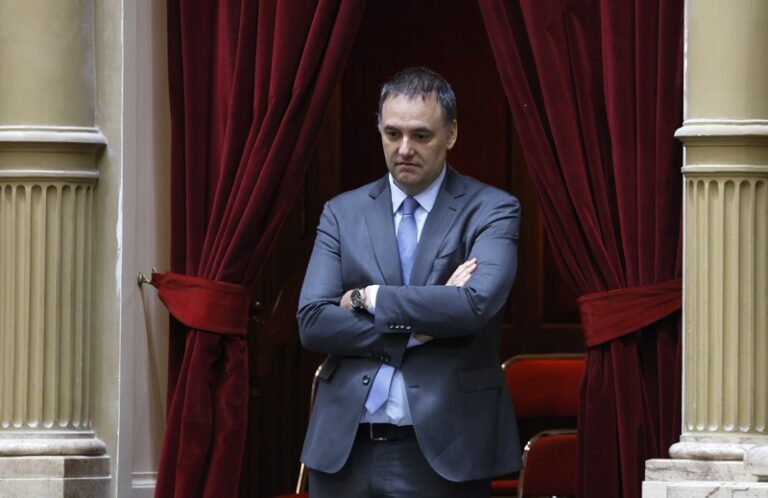 Adorni justificó el cierre de empresas: «Si vendés cassettes, te va a ir mal»