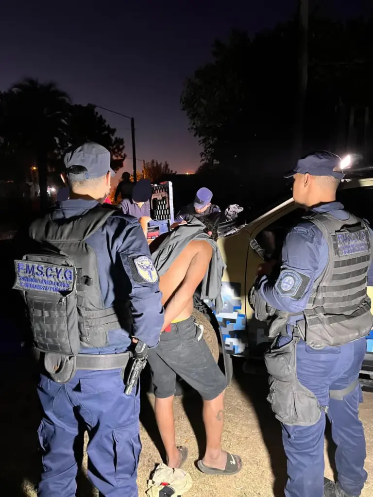 En otro operativo de «saturación» la Policía detuvo a un hombre que descartó una media llena de drogas.