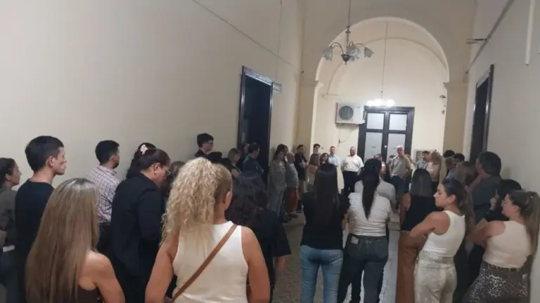 Trabajadores realizaron una masiva asamblea a Frigerio en la Casa Gris: hoy reiteran la protesta