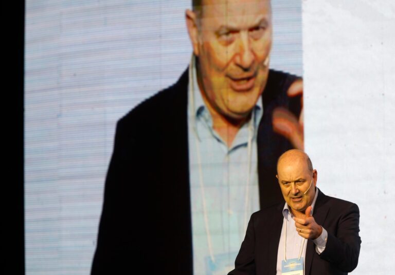 Sturzenegger explicó los cambios que impone la reforma laboral: indemnizaciones, horas extra y licencia por enfermedad