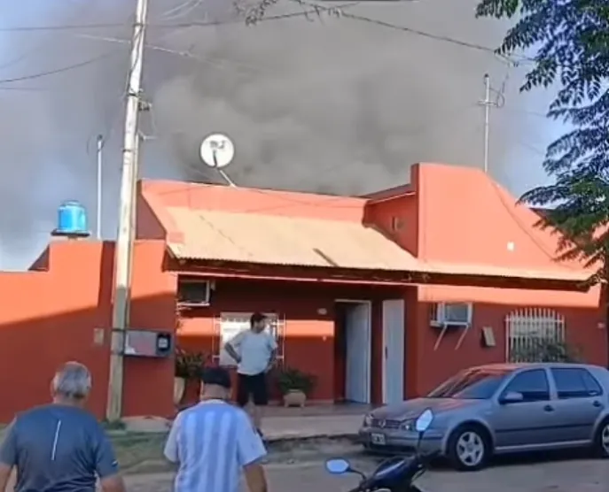 Un hombre resultó con quemaduras en un brazo durante un incendio en La Bianca.
