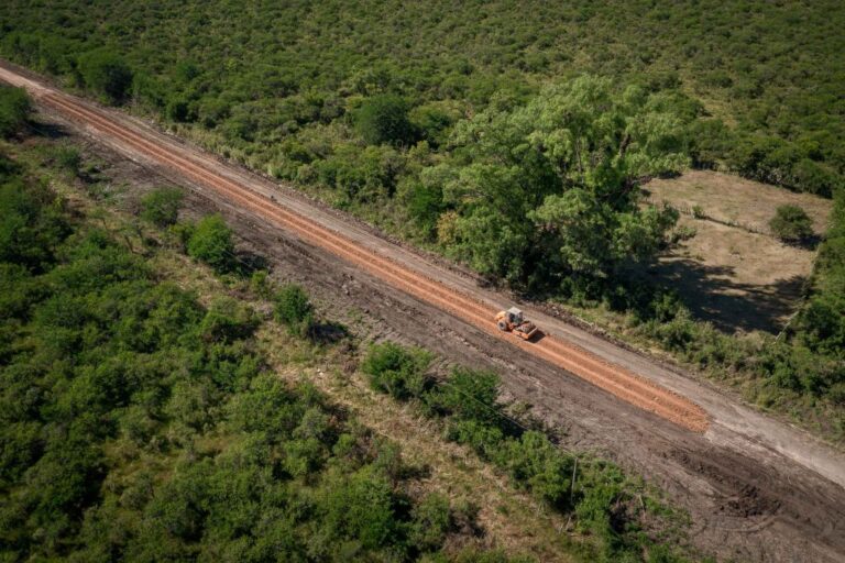 Trabajan en la conservación de caminos de uso productivo y social en Villaguay
