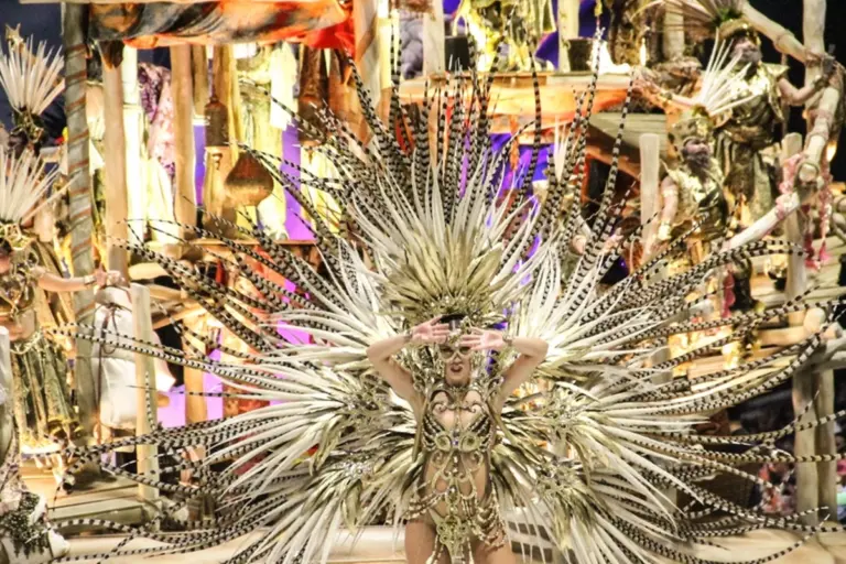 El carnaval del País explotó en la primera noche del fin de semana XXL