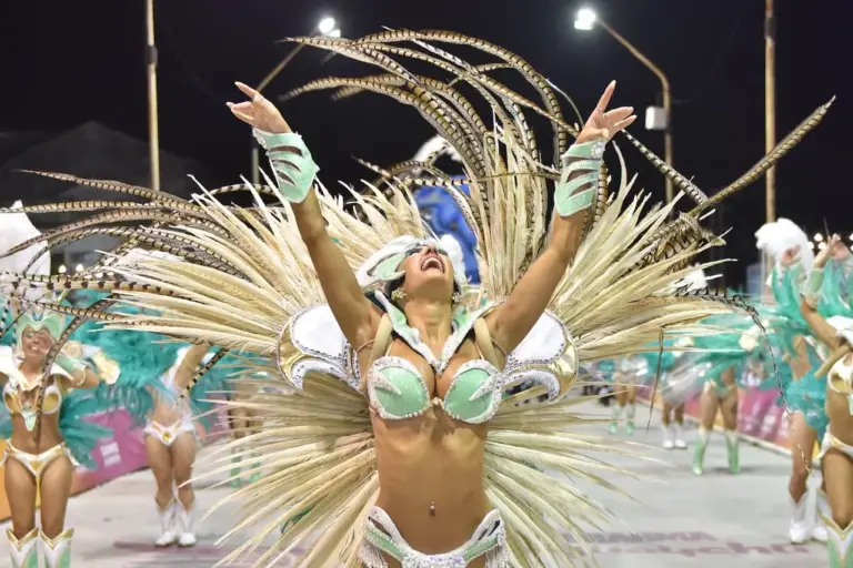 El Carnaval del País venció al mal tiempo y todo fue fiesta en el Corsódromo de Gualeguaychú, transmitido en vivo por EL SOL-Tele5.