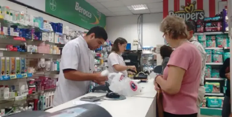 Farmacias locales advierten demoras en pago de obras sociales