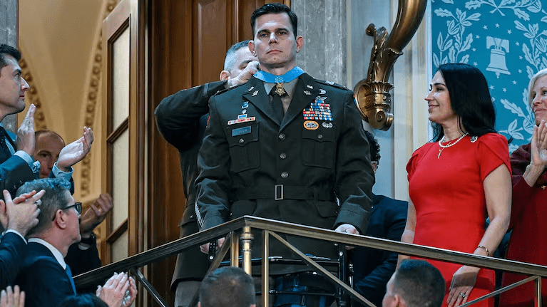 Quién es el militar que recibió la Medalla de Honor tras haber sido herido en el operativo contra Maduro