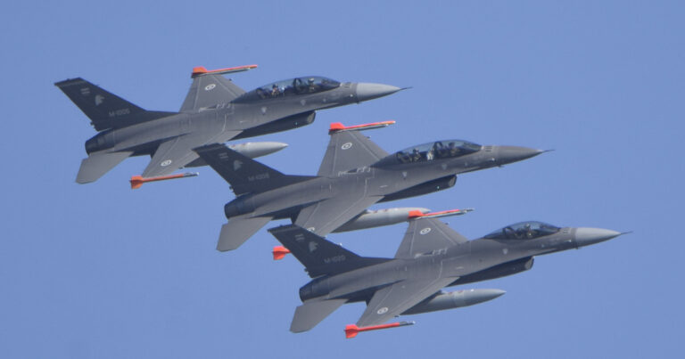 El Gobierno de Milei le pagará US$ 33 millones a una empresa de Estados Unidos para capacitar a los pilotos de los aviones F-16