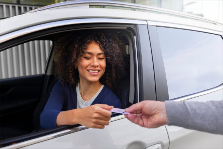 Nueva York, California o Illinois? La enorme diferencia en el costo de la licencia de conducir para migrantes en 2026