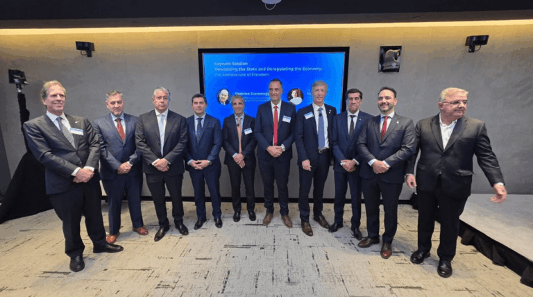 Valdés se reunió con importantes inversores, CEOS y gobernadores con el objetivo de conseguir financiamiento para la provincia