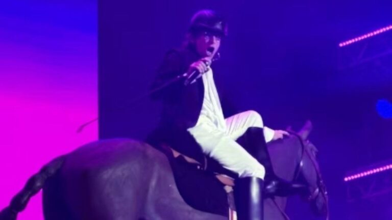 Joaquín Levinton lo volvió a hacer: ingresó a caballo al escenario del Lollapalooza 2026