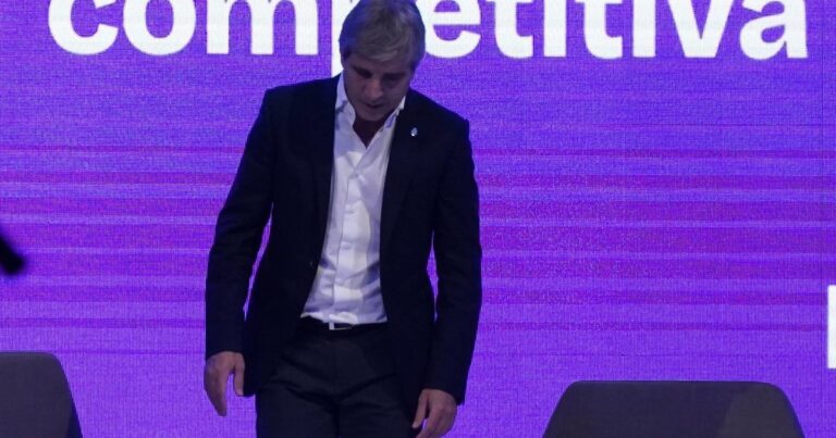 El mercado le corre el arco a Caputo o al ministro le cuesta llegar al gol?