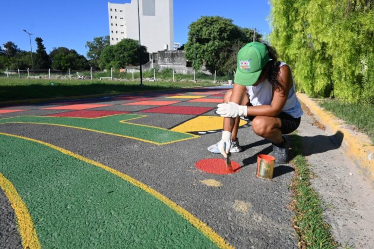 La futura plaza Jorge Borges suma arte urbano con una intervención del programa Todas las Manos