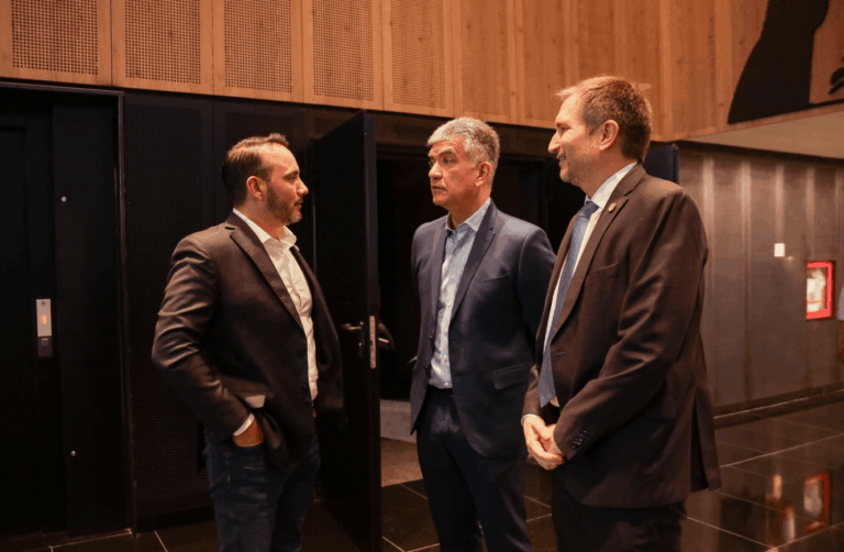 El gobernador Juan Pablo Valdés asistió a una charla sobre el nuevo mapa económico