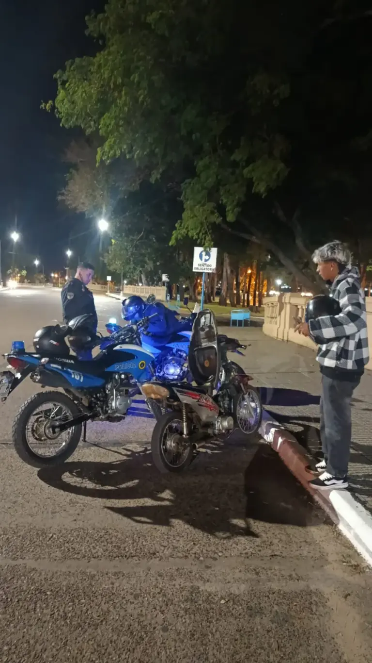 Los que circulan por la costanera sin todos los papeles, carnet, casco y demás, se arriesgan a que les secuestren motos y autos.