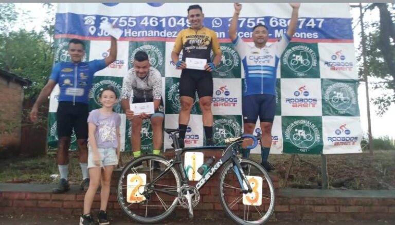 Ciclistas compitiendo en una pista de ciclismo, representando la participación correntina en el Campeonato Misionero.