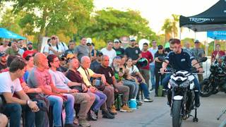 Participantes y motocicletas durante la clínica de conducción segura en la Costanera Sur de Corrientes
