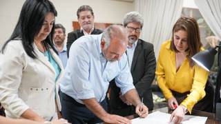 Intendente Claudio Polich y ministra Ana Miño firmando convenio de educación vial en Corrientes
