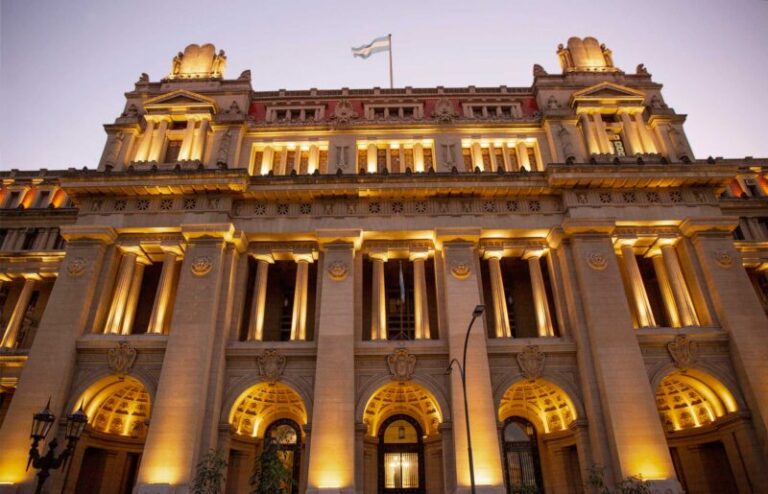Edificio judicial o símbolo de la justicia, representando el conflicto legal entre provincias.