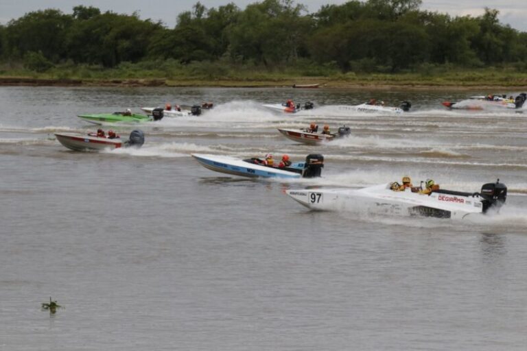 Embarcaciones compitiendo en el Raid Náutico frente a la costanera de Goya, Corrientes.