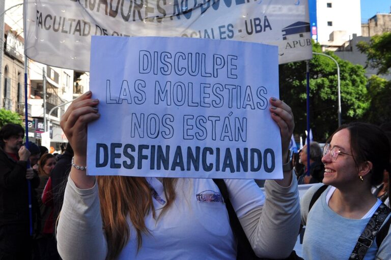 Ajuste educativo: sueldos ministeriales suben, universidades recortan