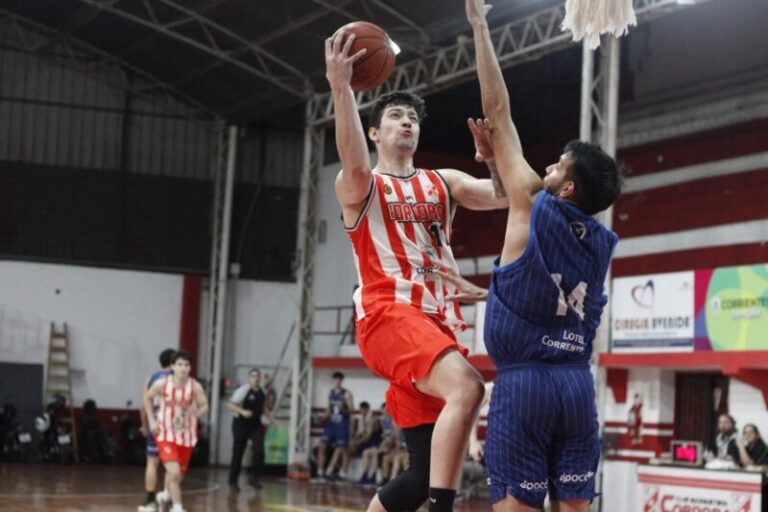 Acción de juego en un partido de básquet del torneo ABCC en Corrientes
