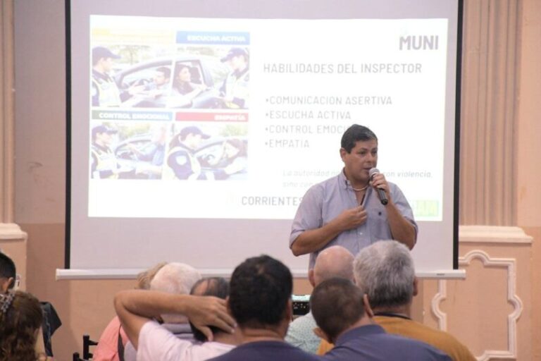 Agentes de tránsito de Corrientes participando en una jornada de capacitación