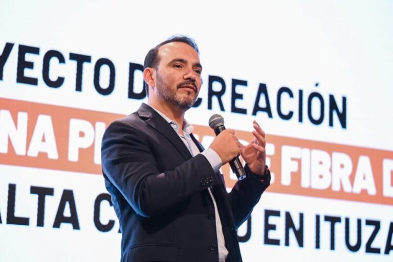 Reunión de Juan Pablo Valdés con empresarios y representantes de Arpulp S.A. en el auditorio Julián Zini