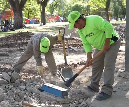 Trabajos de construcción de veredas e instalación de columnas de alumbrado en el Parque Mitre de la ciudad de Corrientes.