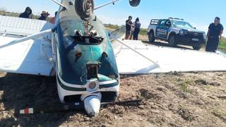 Avioneta detenida en un campo luego de un aterrizaje de emergencia en San Cosme, Corrientes.