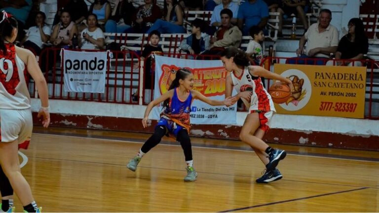 Partido de básquet formativo femenino en Corrientes