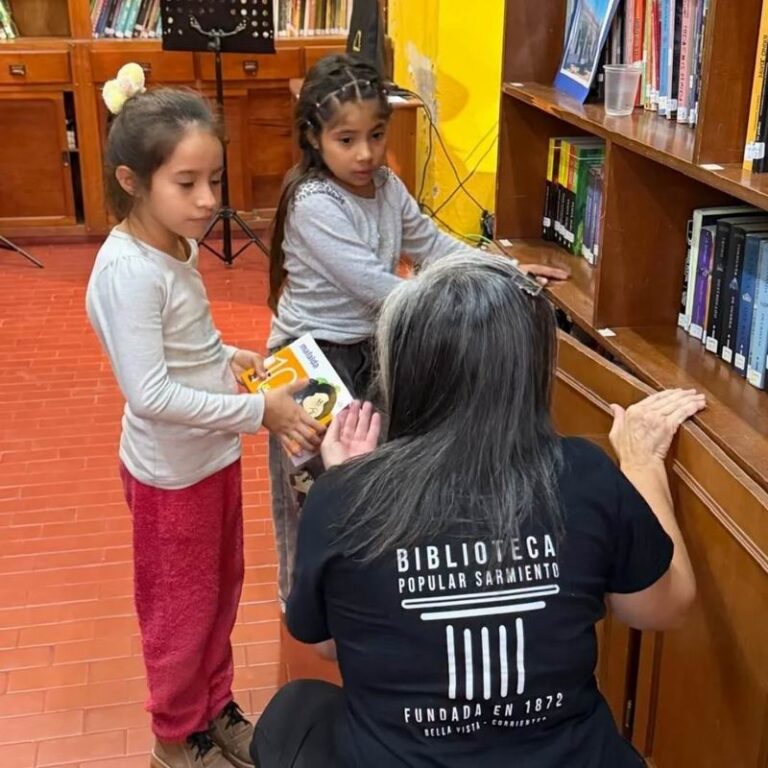 Interior de la Biblioteca Popular Sarmiento en Bella Vista, Corrientes, con estantes llenos de libros y mobiliario antiguo