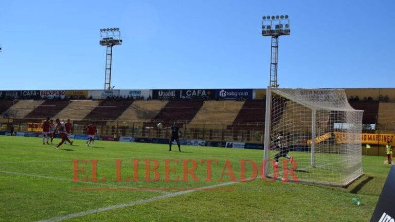 Jugadores de Boca Unidos celebrando un gol durante el partido contra Tucumán Central en el estadio del club.