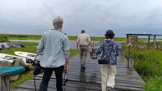 Personas recibiendo capacitación sobre el uso de drones en el Iberá, Corrientes