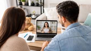 Ilustración de una familia diversa con un ícono de computadora, representando la charla virtual sobre adopción.