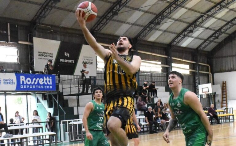 Jugadores de Comunicaciones de Mercedes y Barrio Parque durante el partido de básquet en Córdoba.