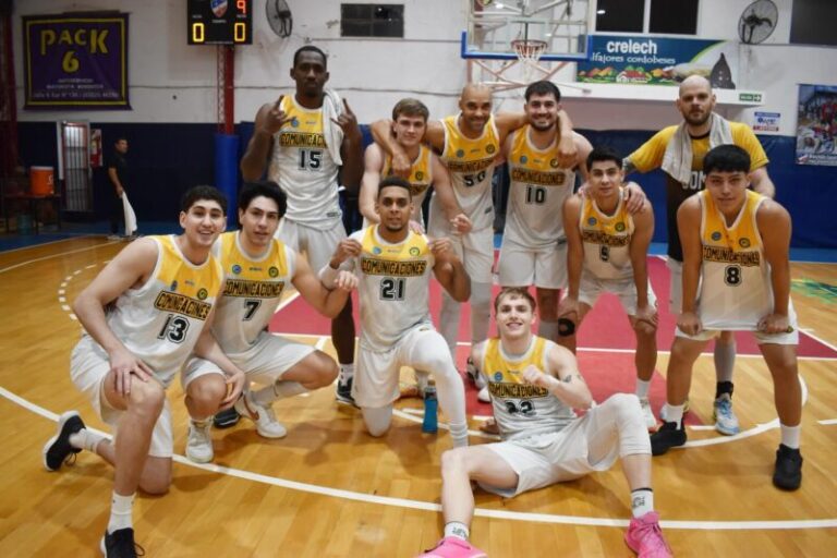 Jugadores de Comunicaciones de Mercedes en un partido de básquetbol de la Liga Argentina.