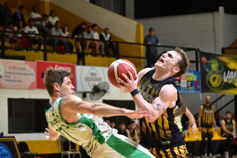 Jugadores de Comunicaciones de Mercedes en acción durante el partido de la Liga Argentina de Básquet.