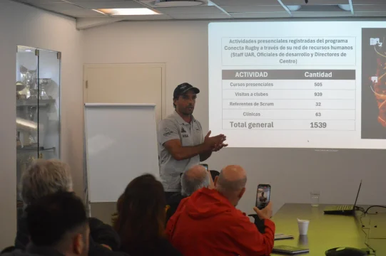 Referentes de Conecta Rugby en una capacitación con jugadores y entrenadores.