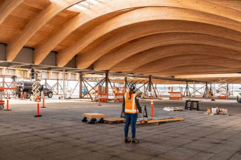 Estructura de madera industrializada en construcción de un galpón o nave industrial.