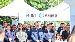 Autoridades durante el acto conmemorativo del 438° aniversario de la ciudad de Corrientes, en la Cruz Fundacional.
