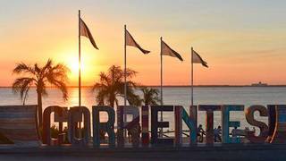 Vista panorámica de la ciudad de Corrientes con el río Paraná al fondo, en el marco de su 438 aniversario.