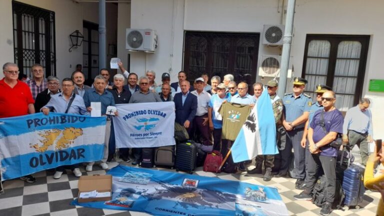 Delegación de excombatientes de Corrientes en el momento de la partida hacia Malvinas