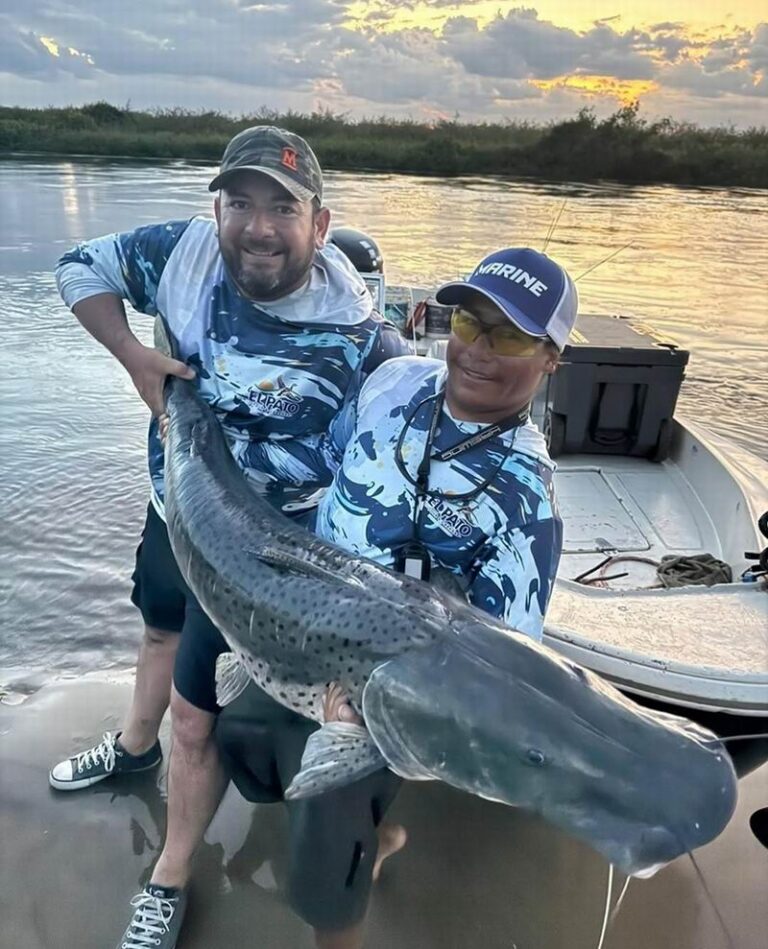 Paisaje natural y actividad de pesca deportiva en la provincia de Corrientes
